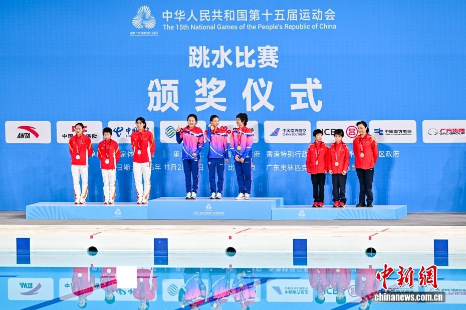 女子雙人10米跳台頒獎典禮 中新社記者 陳驥旻 攝