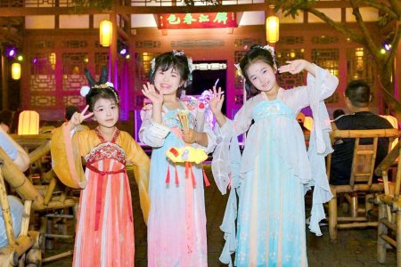 “望江梦华·薛涛吟”公园实景沉浸式夜游。成都中青旅供图