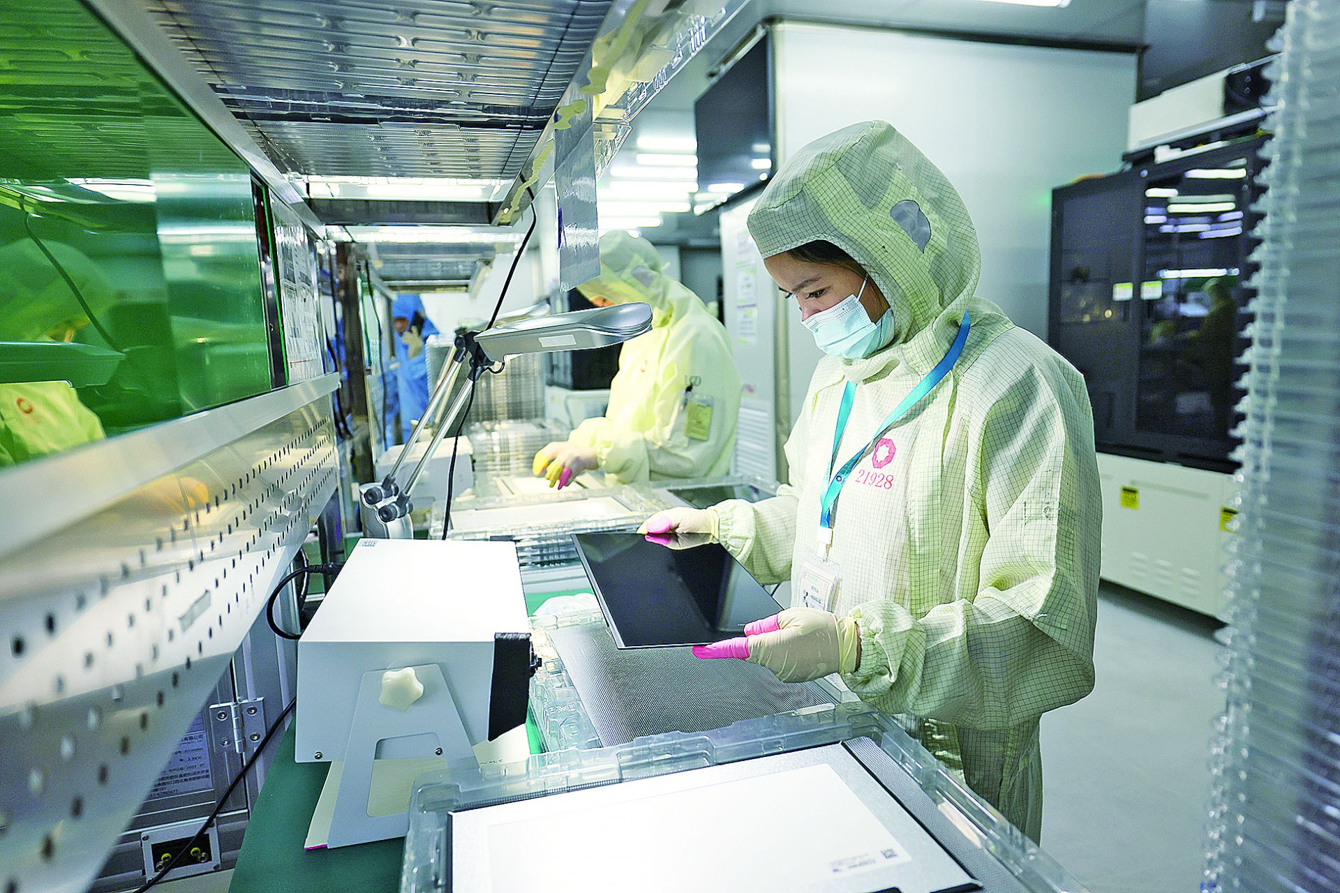 蚌埠国显智能制造车间，工作人员检查车载显示屏产品外观。 记者 陈昂 摄