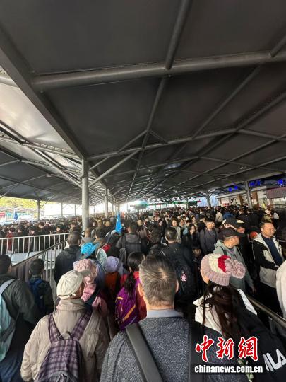                      2025年11月13日，黃山風景區人氣十足。紀凡梅 攝