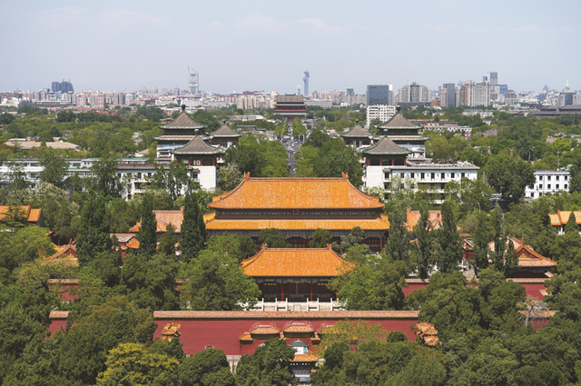 在景山公园上拍摄的北京中轴线风光。（图片来自新华社）