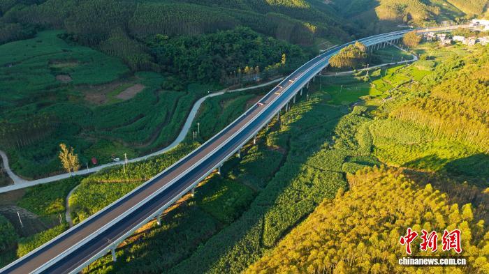 百色巴馬機場高速公路六顯特大橋路面平整光潔。廣西交通投資集團供圖