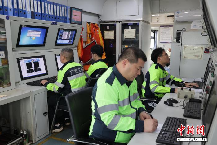 無損檢測員正在探傷車操作間忙碌地工作。陸省省 攝