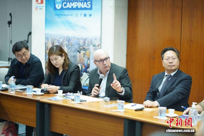 坎賓拿斯市市長達里奧·薩迪(右二)在調研會上致辭。中國畜牧業協會豬業分會供圖