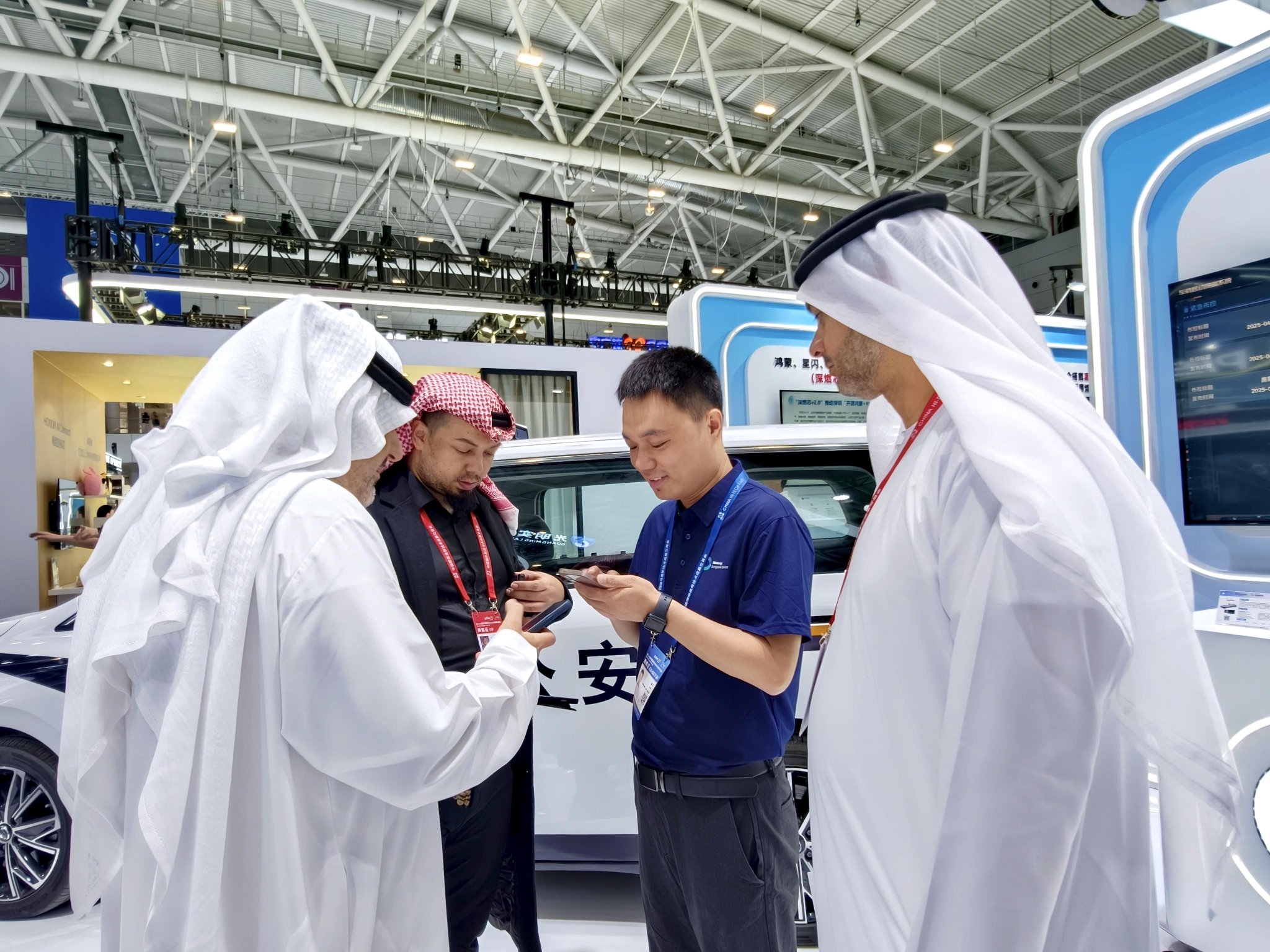 高交会现场国外采购商与参展商互换联系方式。科技日报记者 罗云鹏 摄