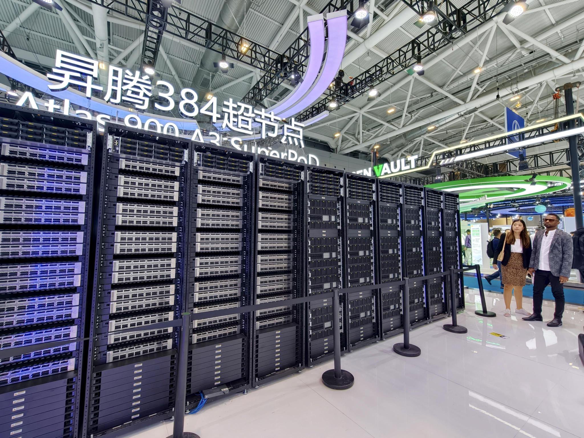 高交会现场，昇腾384超节点吸引采购商驻足了解。科技日报记者 罗云鹏 摄