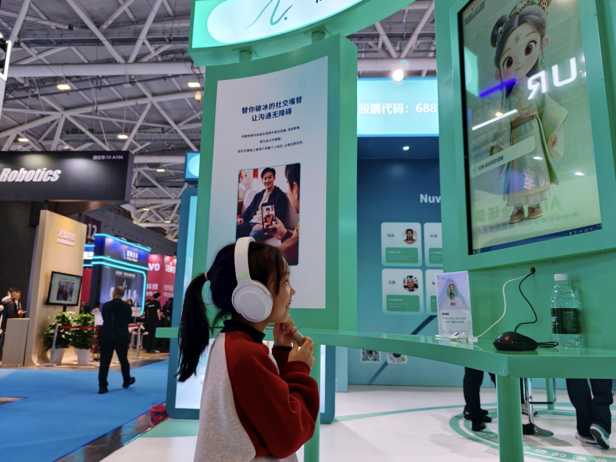 高交会现场一名小朋友沉浸式与数字人对话。科技日报记者 罗云鹏 摄