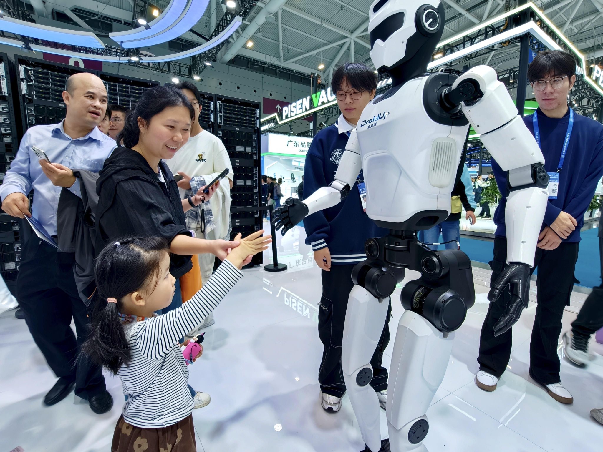 高交会现场，参展观众与具身智能机器人互动。科技日报记者 罗云鹏 摄