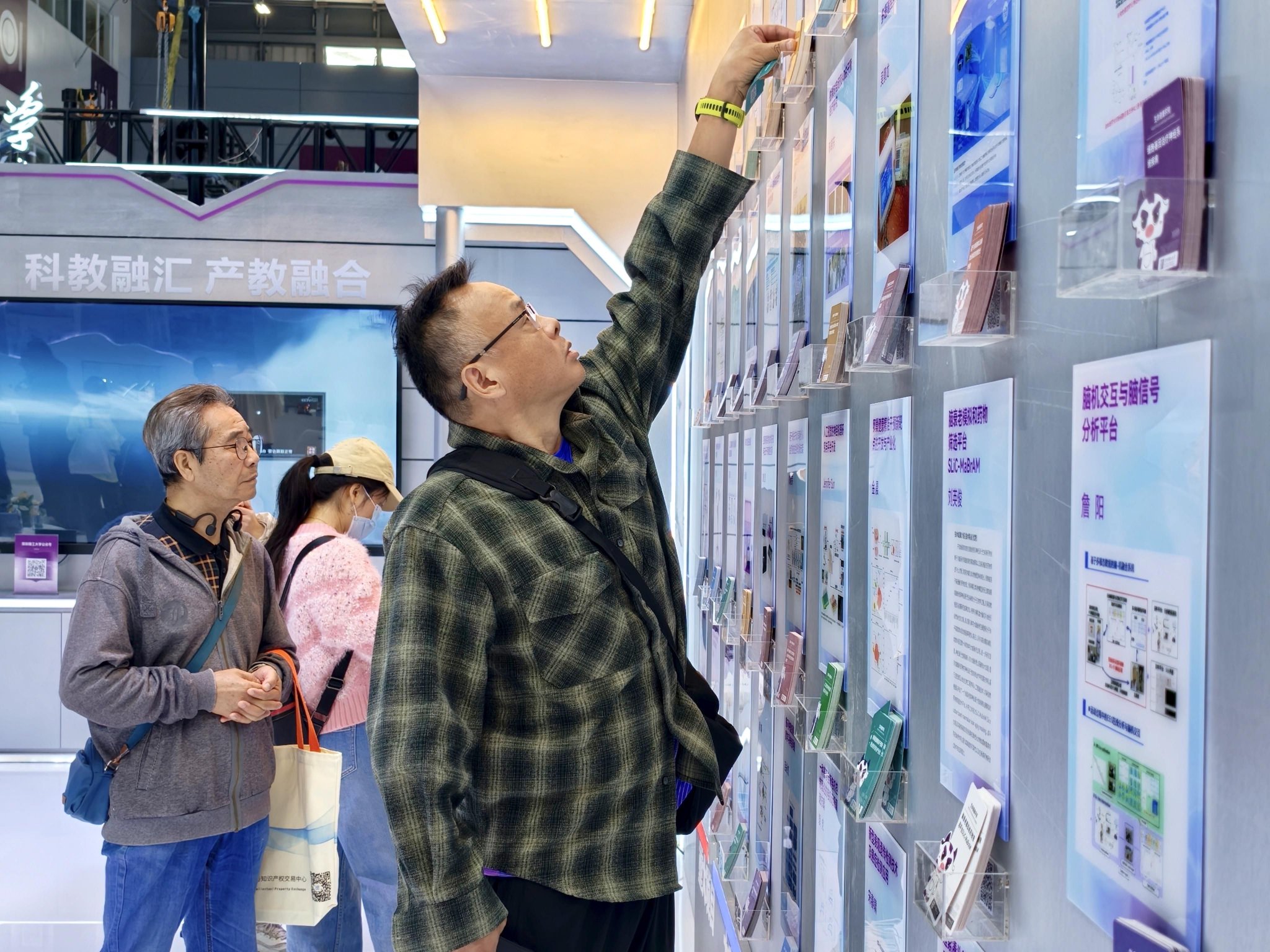 深圳理工大学展位，观众了解最新科研成果。科技日报记者 罗云鹏 摄