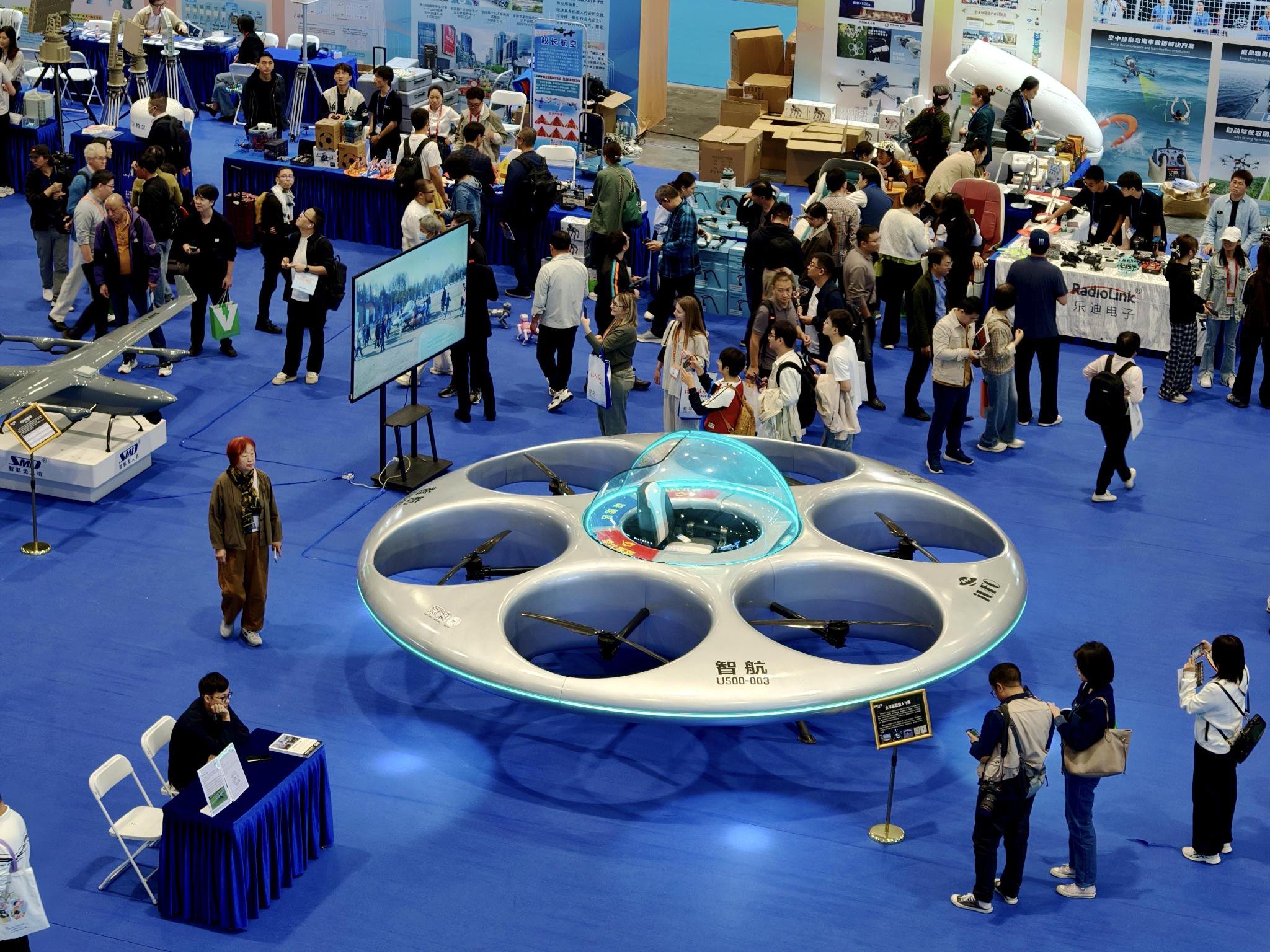 高交会现场展示的一款飞碟形状eVTOL。科技日报记者 罗云鹏 摄