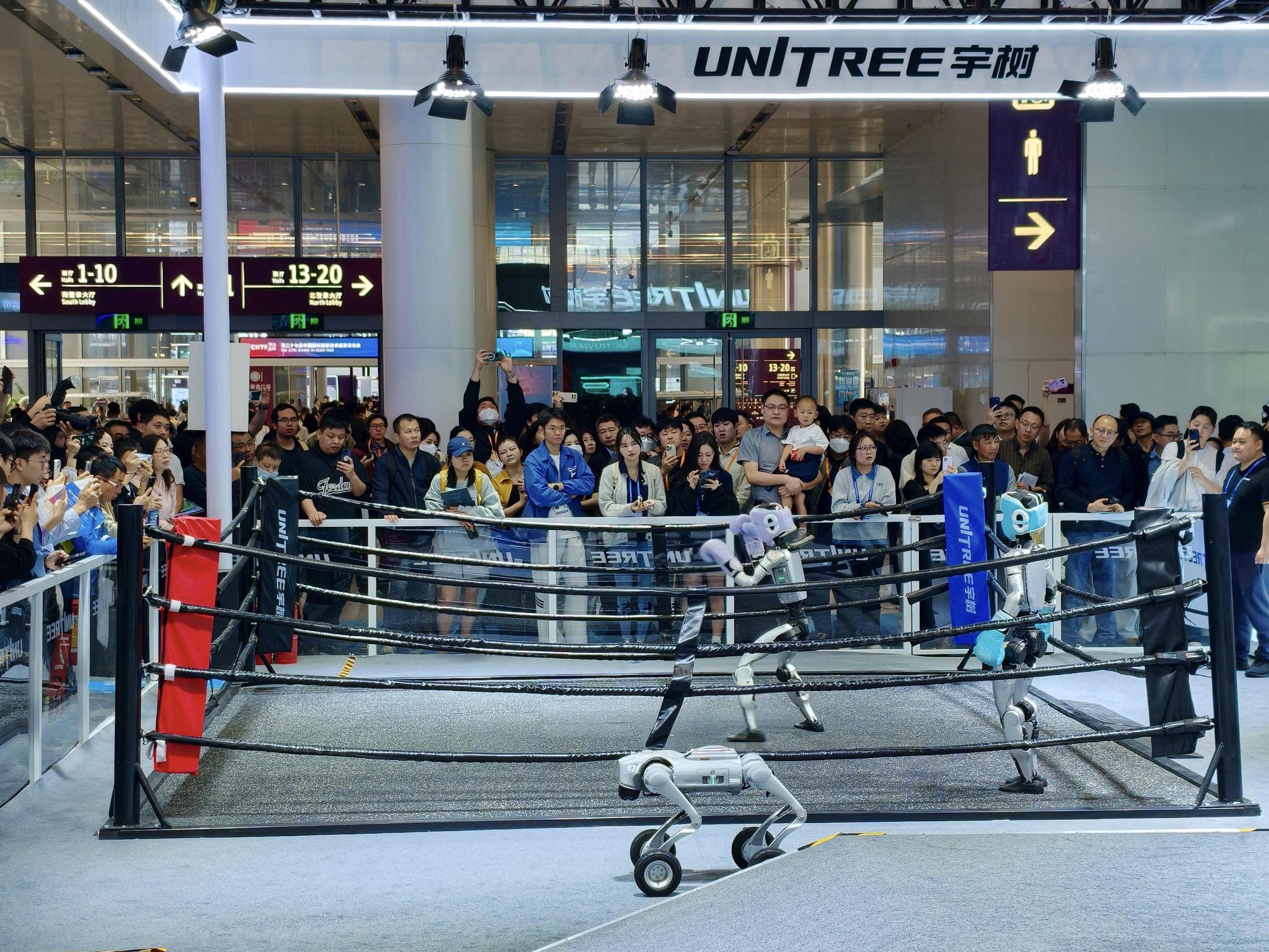 高交会现场具身机器人格斗表演吸引参展观众。科技日报记者 罗云鹏 摄