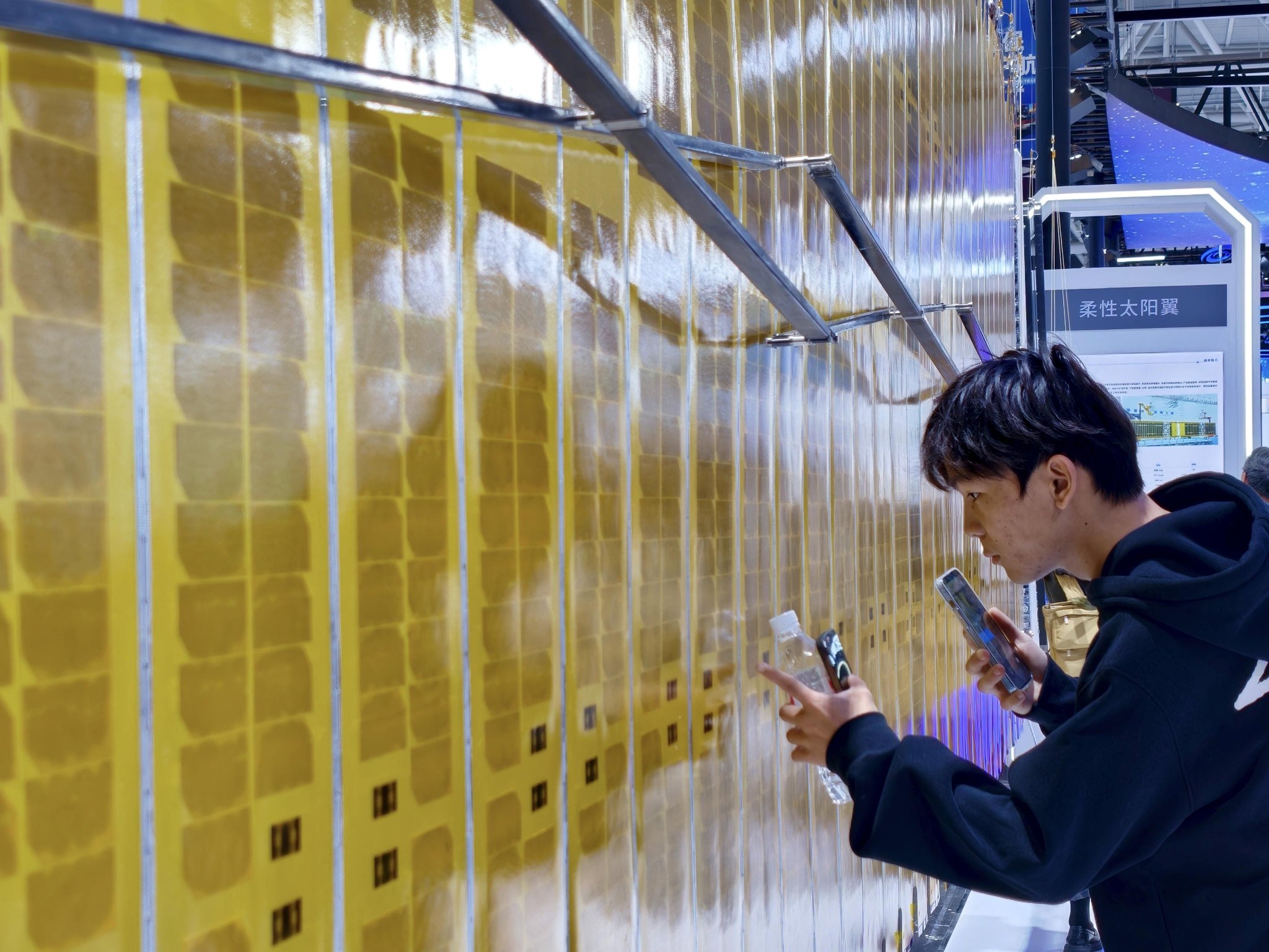 高交会现场展示的柔性太阳翼吸引参展观众。科技日报记者 罗云鹏 摄