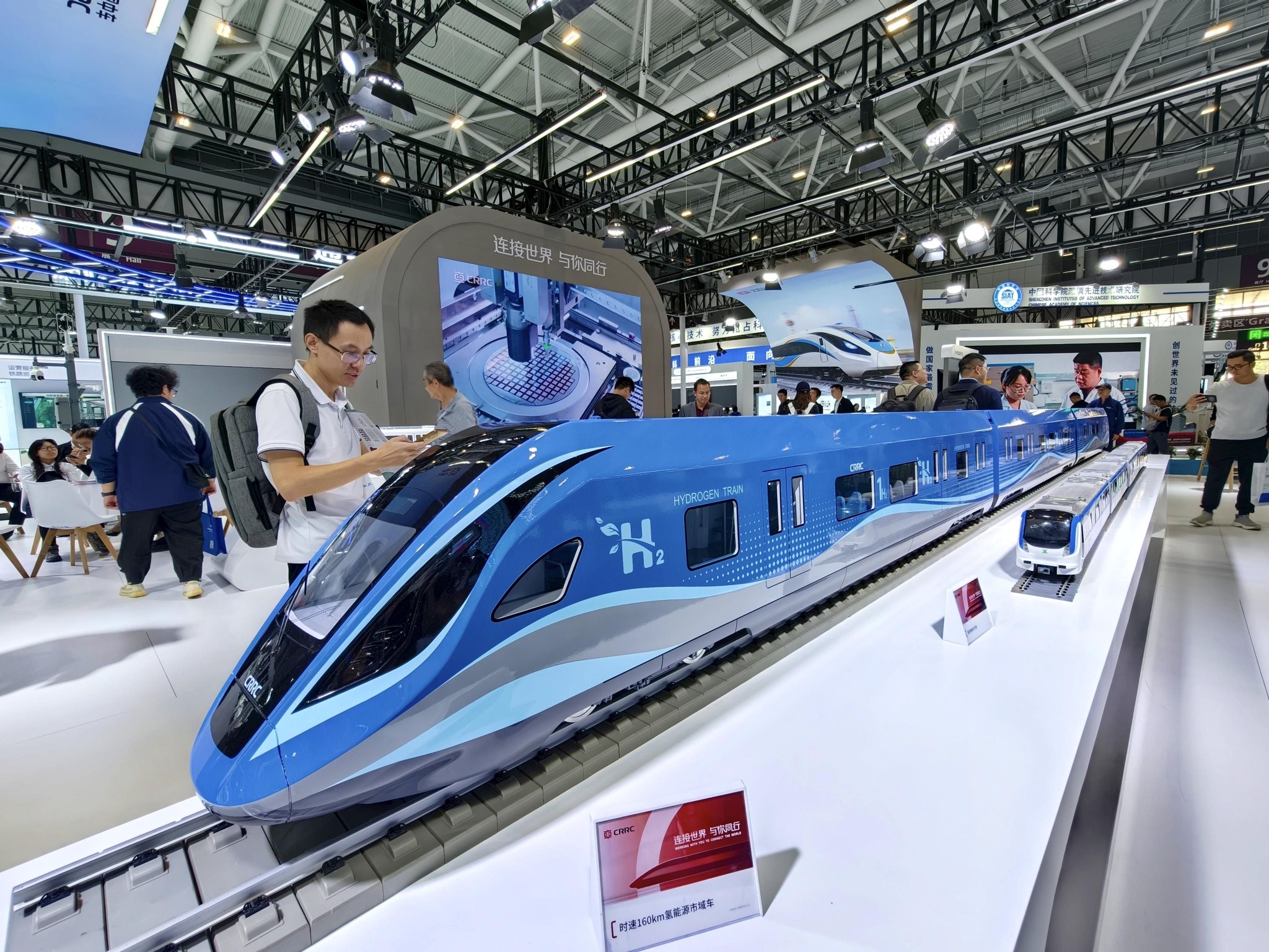 高交会现场展示的一款氢能源市域车模型。科技日报记者 罗云鹏 摄