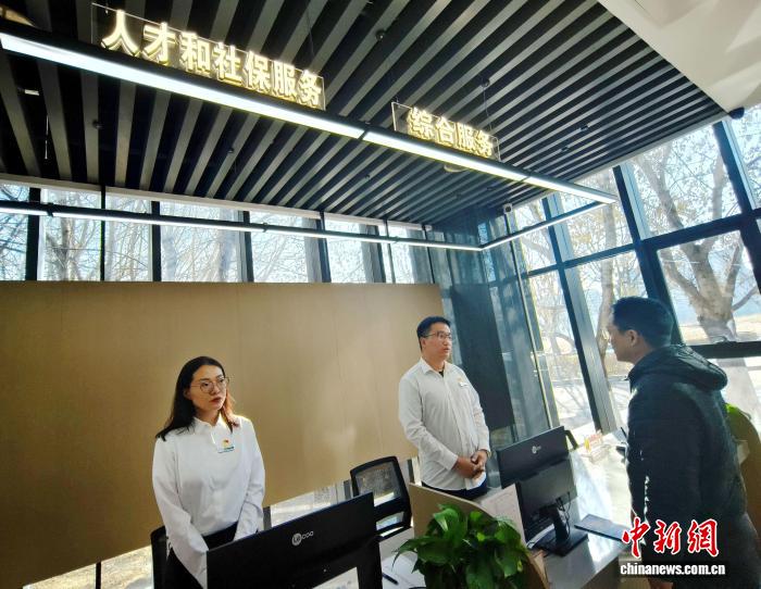 瀋陽國際軟件園相關企業負責人到軟件園產業社區辦事。趙桂華 攝