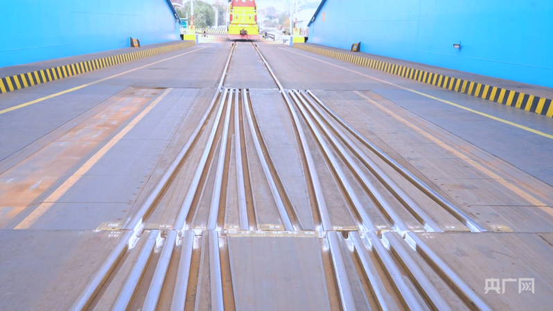 “一对五”滑动道岔技术（央广网记者 刘培俊 摄）