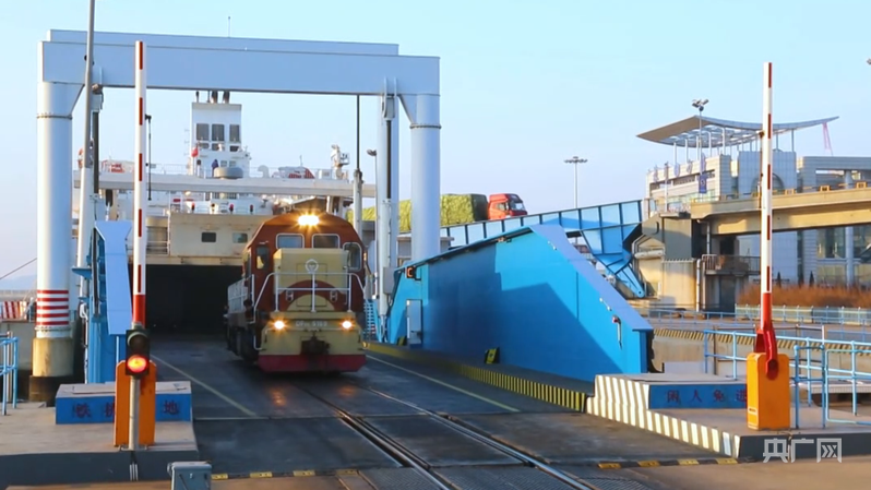 火车从中铁渤海轮渡缓缓驶出（央广网见习记者 易博闻 摄）