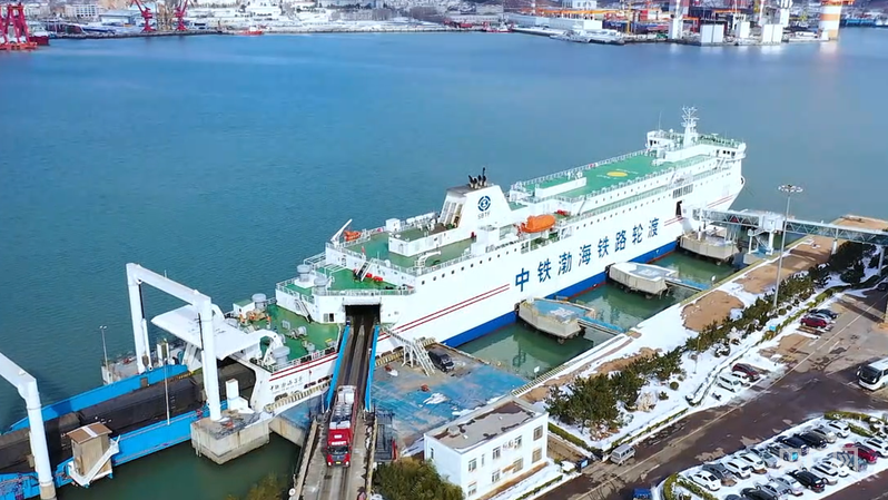 火车、汽车、旅客分流通行（央广网发 中铁渤海铁路轮渡公司供图）