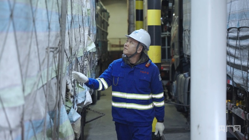 工作人员严格检查，确保汽车及所载货物捆扎安全稳固（央广网发 中铁渤海轮渡铁路公司供图）