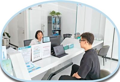 在國網武漢供電公司金銀湖供電服務站，工作人員在「AI數字員工」的輔助下，為客戶辦理業務。受訪者供圖