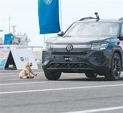 搭載卓馭科技駕駛輔助系統的燃油車在進行避障測試。受訪企業供圖