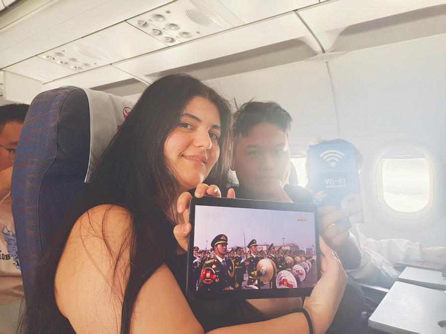 　　▲机上乘客使用卫星互联网观看九三阅兵。