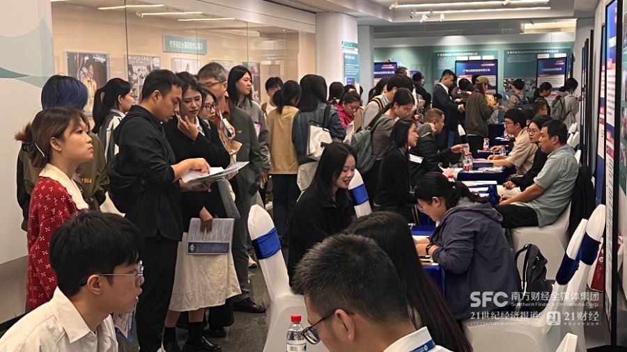 “百万英才汇南粤”文化产业专场招聘会现场求职者众。郑玮/摄