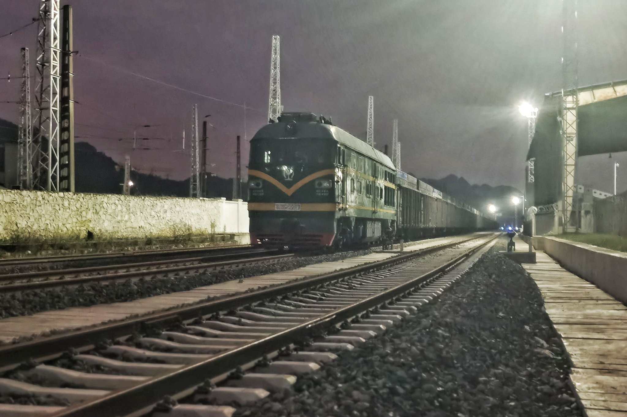 　　11月15日，在贵州省六盘水市水城能投铁路专用线，一列满载煤炭的货运列车正在发出。王波摄