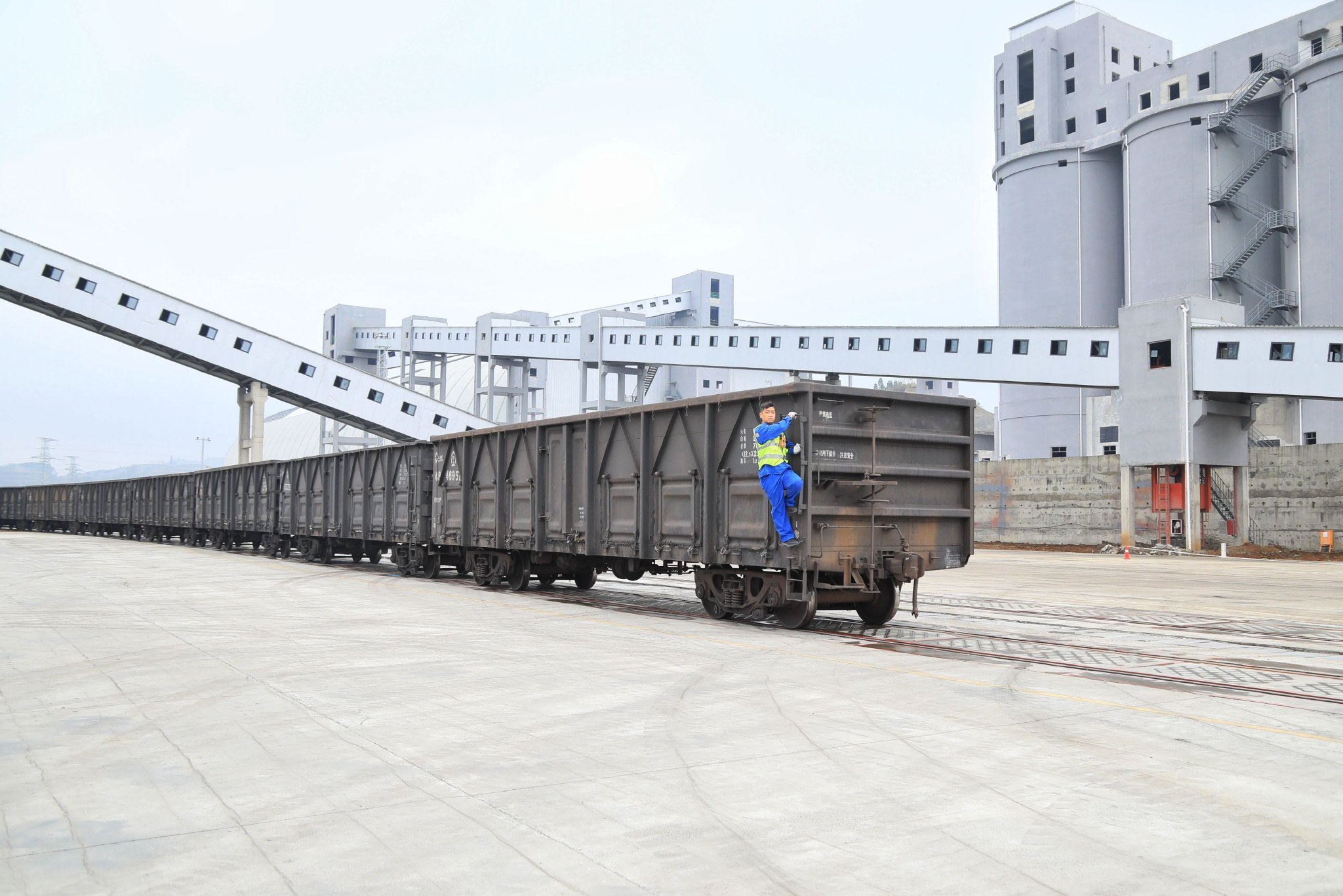 　　11月15日，工作人员在贵州省六盘水市水城能投铁路专用线进行调车作业。王波摄