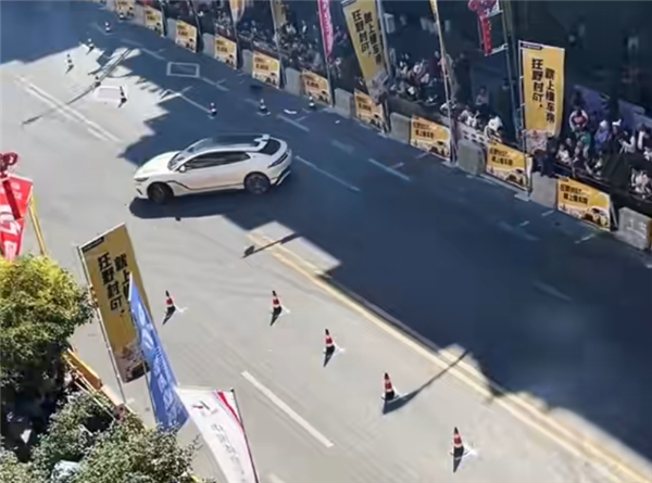 比亚迪在贵州村GT杀疯！腾势Z9GT原厂无改装 上演疯狂极限漂移