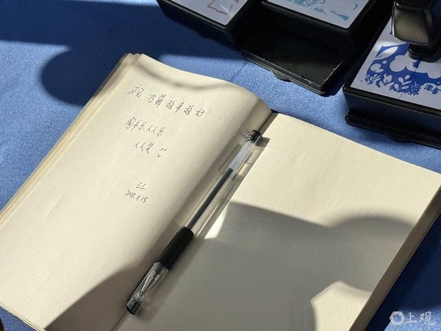 读者留言“淘书乐人人乐”。施晨露摄