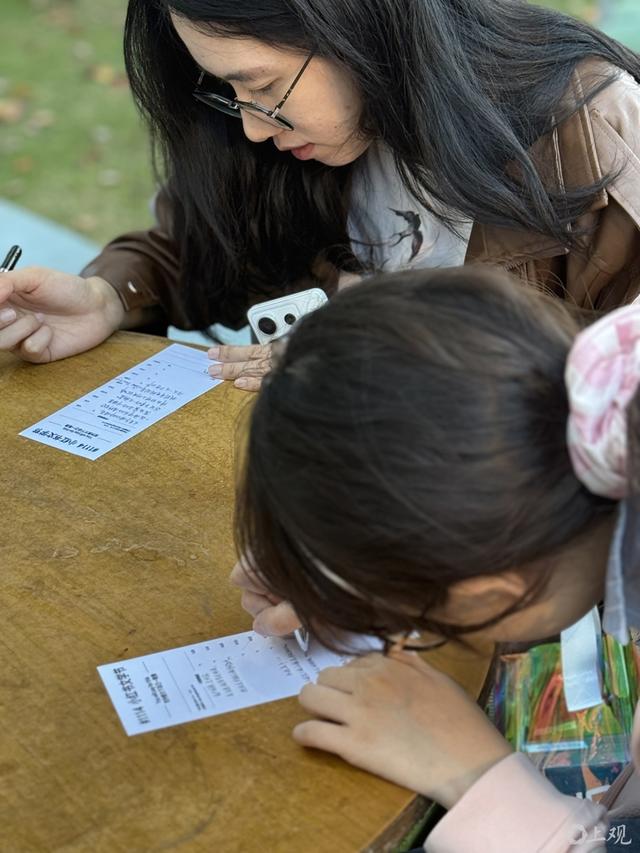 奋笔疾书的年轻人。施晨露摄