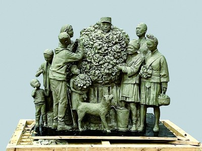 学生围绕“参军”主题创作的雕塑小稿