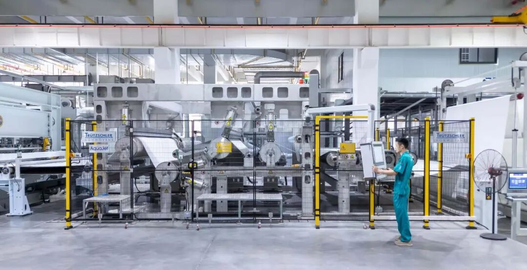 武汉生产基地的德国进口超宽超高压水刺车间正生产水刺布