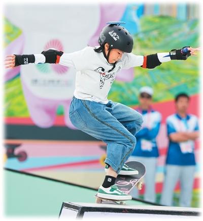 上海队选手徐琳泷在滑板比赛中。新华社记者 刘 坤摄
