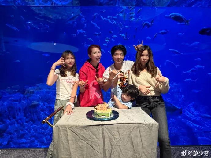 蔡少芬张晋为6岁儿子庆生，晒一家五口合影：有儿女是何等福气，可以一起成长