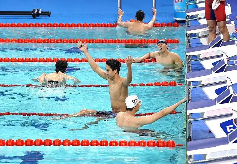 △男子4×200米自由泳接力决赛，张展硕领衔山东队获得冠军。