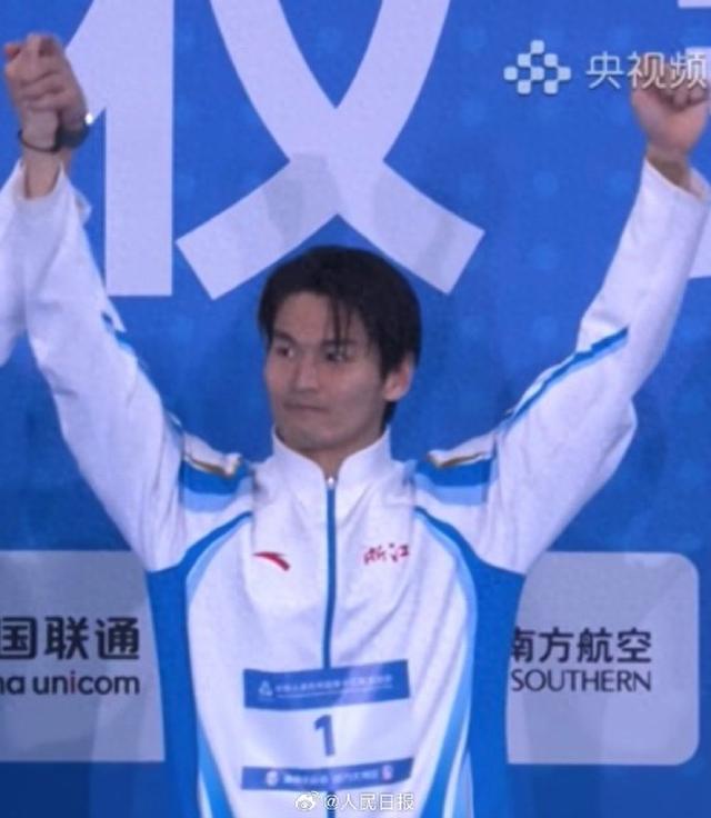 致敬拼搏！#徐嘉余包揽男子仰泳全部金牌