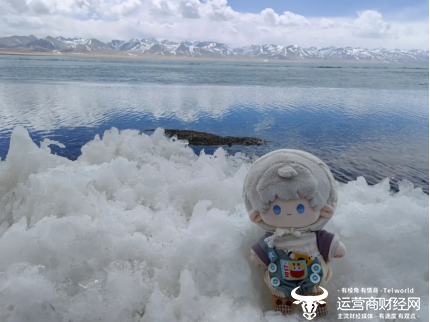 ▲西藏姑娘白玛曲珍带着从拼多多购买的玩偶打卡纳木措。