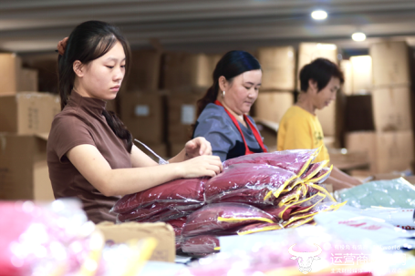 ▲在浙江平湖,不少羽绒服工厂正借助拼多多的赋能全面向线上销售转型。