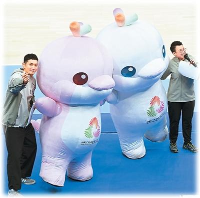 第十五届全国运动会吉祥物与观众互动。新华社记者 胡虎虎摄