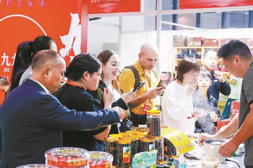 外国友人品尝台湾八仙果。 （主办方供图）