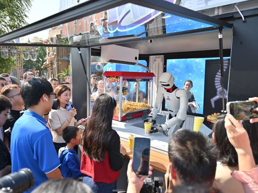 （图为星尘智能与金马游乐推出零售服务店“机器人MART”吸引大量游乐园顾客打卡）