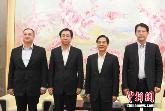 (右一为李晓鹏,左一左二为