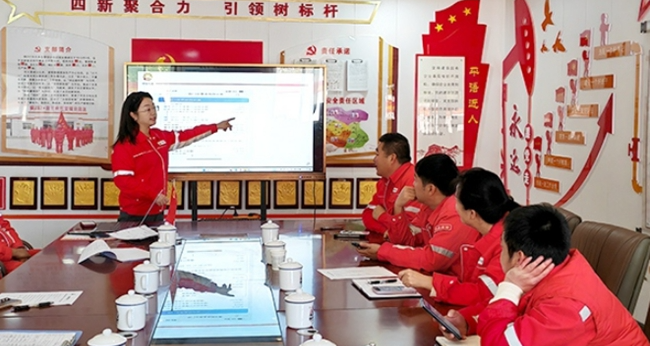 长庆油田采油十一厂普法教育走进一线。