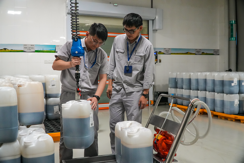 图为制丝车间员工正在测试辅料提升装置。（陈浩然 摄）