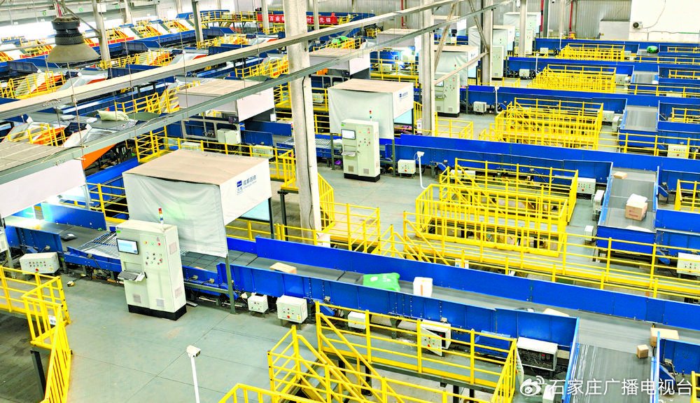 石家庄经开区内的石家庄东部现代物流枢纽基地已广泛应用自动化分拣设备，显著提升物流效率降低运营成本。记者 张 震