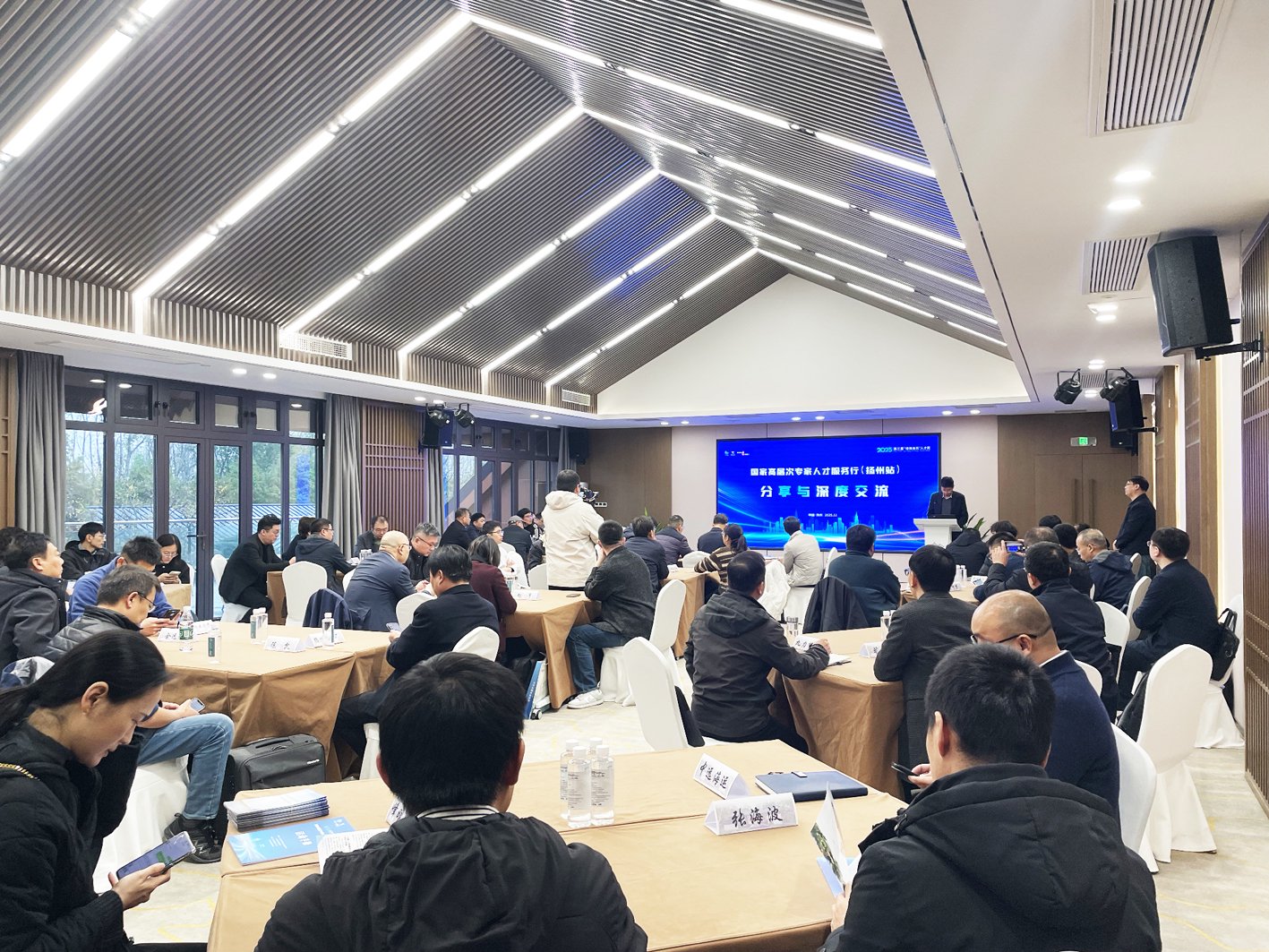 专家与企业进行深度分享与交流。马惠敏 摄