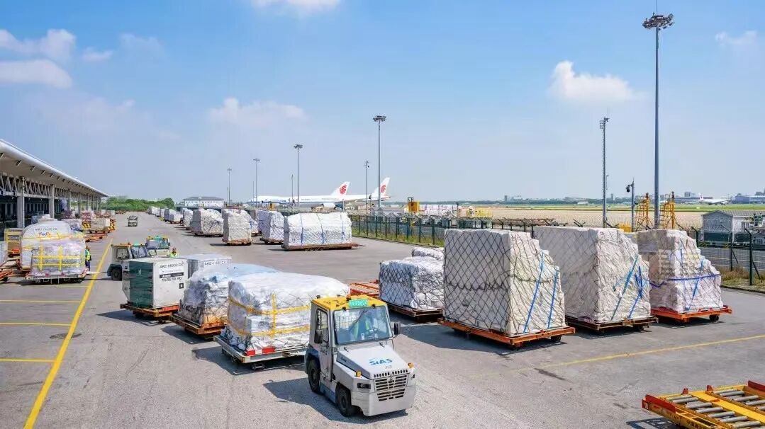 繁忙的上海机场货运区,有赖于高效又安全的筛查技术提供保障 (善见/摄)