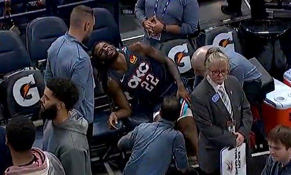 可别有大碍！卡森·华莱士挤掩护时被雷诺撞到大腿 受伤下场