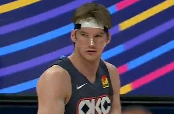 防守千疮百孔！杰林威内线背打引包夹 卡尔森溜底线空接暴扣！